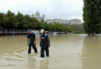 The architects wanted to have indoor
                            environment quality... Floods in
                            Berne-Venice in Matte quarter with the
                            federal parliament building (August 2005)