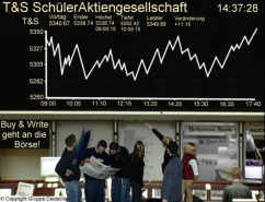 B�rsenkurse einer
                            Sch�leraktiengesellschaft: Schon die
                            Jugendlichen werden heute mit dem
                            B�rsendenken indoktriniert...