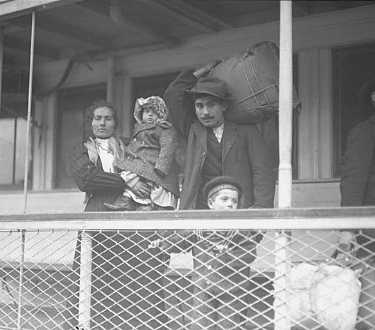 Einwandererfamilie aus Italien: Trotz
                          hoher Arbeitslosigkeit und Rezession mit einer
                          Unzahl von Bankrotten wurde die Einwanderung
                          nicht eingeschr�nkt...