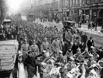 Entusiasmo de guerra en Berln en
                      agosto de 1914, marchan tropas con msica clsica
                      de metal en frente ...