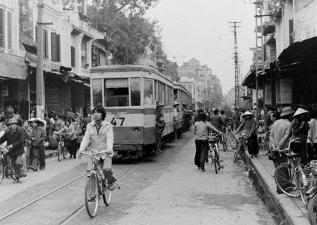 Hanoi 1980ca., Strassenbahn und Fahrradfahrerin