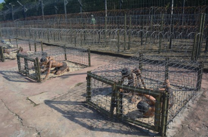 Südvietnam: Gefängnis Tigerkäfig mit Stacheldraht