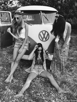 Drei
                Hippie-Frauen mit VW-Bus