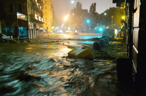 Genua berschwemmt, 10.                Oktober 2014, Mllcontainer im Wasser