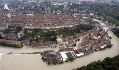 Hochwasser Schweiz 2005 Bern-Venedig
                            Gesamt�bersicht: Die Aare will ihren Raum
                            zur�ck; flood inondation