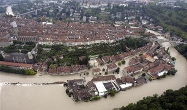 Hochwasser Schweiz 2005 Bern-Venedig
                            Gesamtbersicht: Die Aare will ihren Raum
                            zurck; flood inondation
