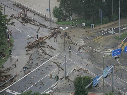 Hochwasser Schweiz 2005
                      Entlebuch: Treibholz auf einer Kreuzung; flood
                      inondation