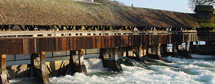 Thun: Historische
                Br�cke mit Stauwehr