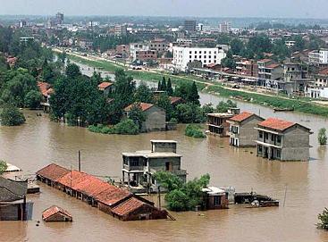 Hochwasser China-Venedig 2004: Der
                        Yangtse-Fluss bei Jiujiang; Foto von
                        http://encarta.com; flood inondation