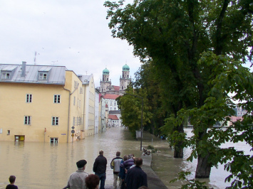 Hochwasser Deutschland Bayern 2002 in
                        Passau: Hochwasser an der Innstrasse, 13.August
                        2002; flood inondation