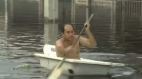 Bangkok,
                      ein Mann fhrt Badewanne 01