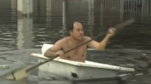 Bangkok,
                      ein Mann f�hrt Badewanne 02