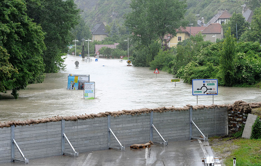 Hochwasser in sterreich 2013,
                Krems mit einer mobilen Flutmauer