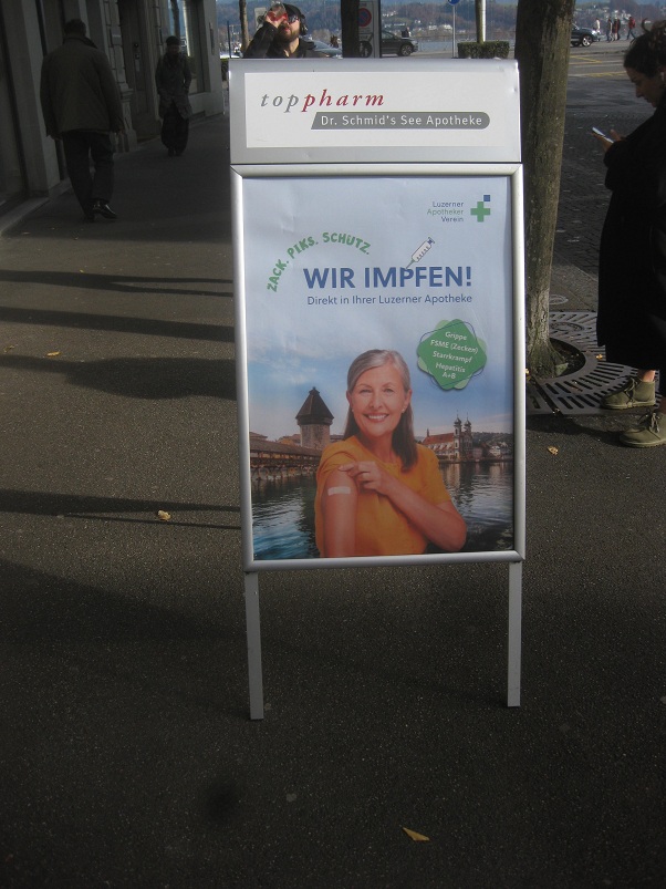 Plakat "Wir
                  impfen" vor der See-Apotheke in Luzern