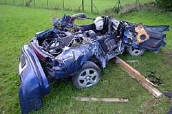 Selbstunfall auf
                ein Feld und durch ein Haus mit zwei Toten, 19.8.2005,
                Hombrechtikon.