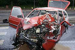 Selbstunfall
                23.6.2005 in Basel durch Kandelaber-Ping-Pong mit einem
                Schwerverletzten