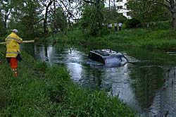 Selbstunfall: Ein
                Auto landet im Fluss, hier im Fluss Glatt, Fahrer
                unverletzt, 20.5.2005, Z�rich �rlikon.