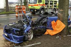 Selbstunfall Auto
                gegen Baum, ein Schwerverletzter; 19.1.2005 in Z�rich