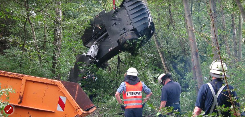 Kelkheim bei Frankfurt
                    (Deutschland) 7.9.2011: T�dliche Probefahrt mit 600
                    PS - Mercedes SLR McLaren