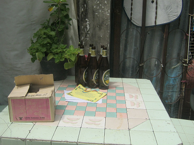 Alkoholiker prsentieren ihre Bierflaschen
                      auf der Strasse in Pattaya, 1. Mai 2014