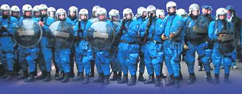 SchweizerSchl�gerpolizei (Nazis in Blau) in
                        Wartestellungim Bahnhof Altstetten bei Z�rich,
                        Dezember 2004