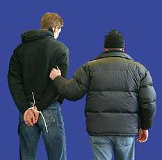 FCB-Fan, der von der
                        Schl�gerpolizei(Nazis in Blau) mit Kabelbindern
                        gefesseltwurde, Dezember 2004