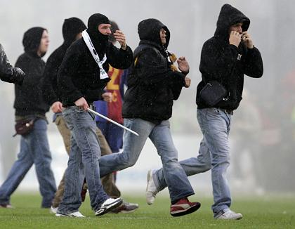 FCB-Krawalle vom
                        13.5.2006: Basler Schl�gertypen auf dem
                        Spielfeld mit Schlagstock