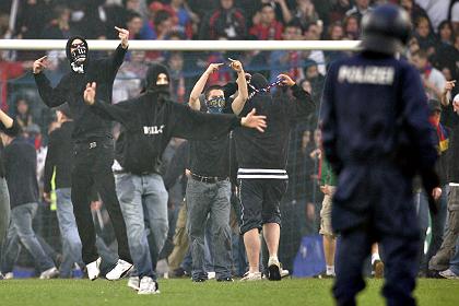 FCB-Krawalle vom
                        13.5.2006: Basler Schl�gertypen auf dem
                        Spielfeld schm�hen die Ordnungsh�ter mit
                        schlimmsten Gesten des Schl�gertums