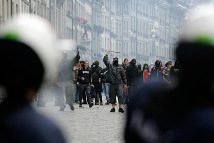 6.10.2007: Schande von Bern 007: Vermummte
                        mit erhobenem Stock