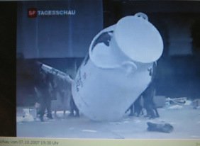 6.10.2007: Schande von Bern 014,
                        Bundesplatz 05: Milchkanne wird umgestossen
