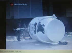 6.10.2007: Schande von Bern 015,
                        Bundesplatz 06: Milchkanne ist umgestossen