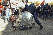 6.10.2007: Schande von Bern 019: Polizist
                        auf einem Nichtvermummtem