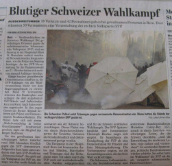 6.10.2007: Schande von Bern 026:
                        Zeitungsartikel mit einem Foto der
                        Sonnenschirmbarrikade