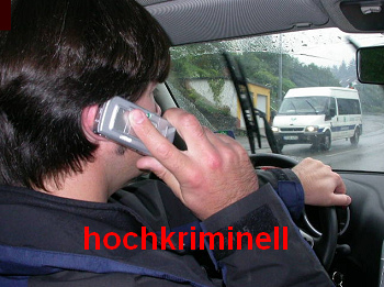 Mit dem Handy am Steuer w�hrend
                  der Fahrt zu telefonieren ist hochkriminell, aber
                  viele AutofahrerInnen juckt das weiterhin nicht. Sie
                  schreiben sobar SMS am Steuer w�hrend der Fahrt...