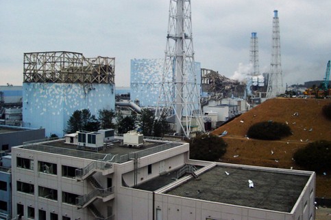 Kernkraftwerk Fukushima nach Brnden
                              und Explosionen am 17.3.2011: Zwei Meiler
                              sind explodiert, und es stmt
                              unkontrolliert Radioaktivitt aus