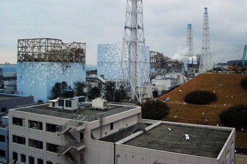 Kernkraftwerk Fukushima nach Br�nden
                              und Explosionen am 17.3.2011: Zwei Meiler
                              sind explodiert, und es st�mt
                              unkontrolliert Radioaktivit�t aus