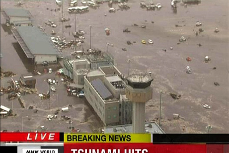 Der Flughafen
                            von Sendai mit Tsunami