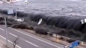 Tsunami in Miyagi in Japan, 11.
                    M�rz 2011 [5]: Der Tsunami ist h�her als die
                    Schutzmauer und schleudert alles �ber die
                    Schutzmauer.
