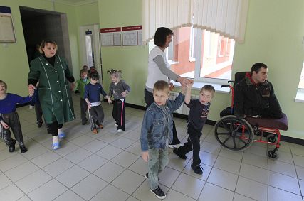 4. Noch heute werden in Weissrussland
                              mehr Kinder mit Schdigungen geboren als
                              vor der Katastrophe: Die Irin Marie Cox
                              (rechts) mit Kindern aus dem Heim.