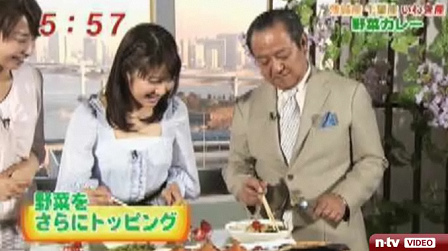 Mrz 2011: Fernsehmoderator
                                Norikatsu Ukutsa isst radioaktiv
                                verseuchtes Fukushima-Gemse