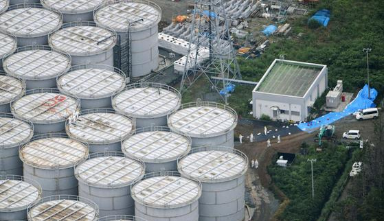Undichte Wassertanks in
                Fukushima. Beim nchsten Tsunami sind die alle weg.