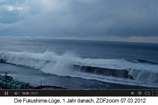 Tsunami in Japan 2011, beim
                Atomkraftwerk Fukushima Daiichi berwindet der Tsunami
                die Schutzmauer (01)