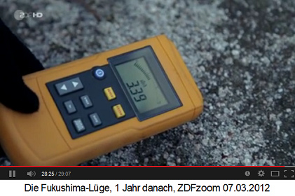 Landschaft um
                das AKW Fukushima mit Atomingenieur Yukitero Naka und
                einem Geigerzhler-Piepser, der Geigerzhler zeigt 3.39
                an
