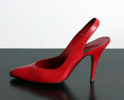 Der
                          Sling-St�ckelschuh ist hinten offen und vorne
                          spitz zulaufend. Die Zehen sind eingeengt, und
                          es ist ausserdem der gef�hrlichste
                          St�ckelschuh, weil das hintere Ende nur durch
                          einen Sling Halt bietet, und somit am
                          instabilsten ist.