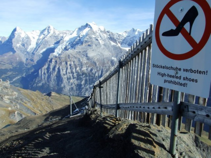 St�ckelschuhverbot am
                            Schilthorn-Wanderweg. Es scheint eigenartig,
                            dass die St�ckelschuhe nicht auf der ganzen
                            Welt verboten sind...