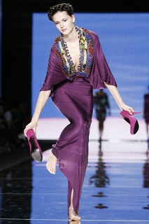 St�ckelschuhe in Kombination mit einem
                          langen Kleid sind unm�glich, weil dies immer
                          wieder St�rze provoziert. Das Model musste die
                          Schuhe ausziehen und barfuss laufen...