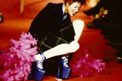 Das
                          Model (hier Naomi Campbell 1993) st�rzt mit
                          den kriminell-gef�hrlichen und sch�dlichen
                          Plateau-High-Heels und l�chelt auch noch beim
                          Sturz. Dazu ist das Model verpflichtet...