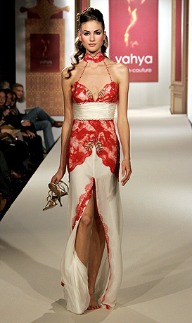 Das
                          Model, das geknickt war und sich den Kn�chel
                          verstauchte, lief ohne Schuhe weiter