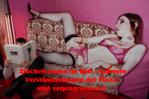 Auch auf dem Sofa sollen St�ckelschuhe
                            (High-Heels) erotisch wirken, weil die Beine
                            l�nger wirken. Die Gesundheitssch�den sind
                            den M�nnern wie den Frauen scheinbar
                            egal...