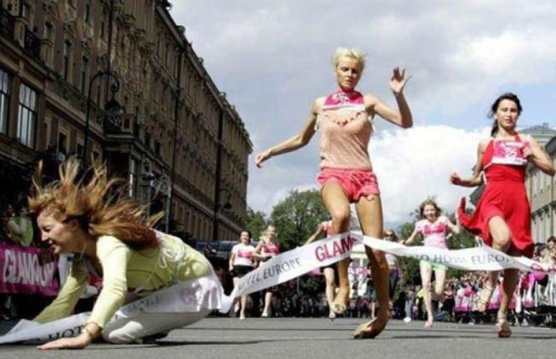 Beim Zieleinlauf des High-Heel-Rennens
                          gibt es wieder St�rze und umgeknickte Kn�chel.
                          So ein Rennen ist pervers...